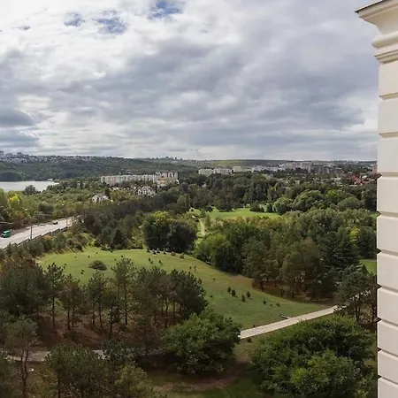 Luxury In The Superb Location Apartment