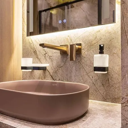 Luxury In The Superb Location *
