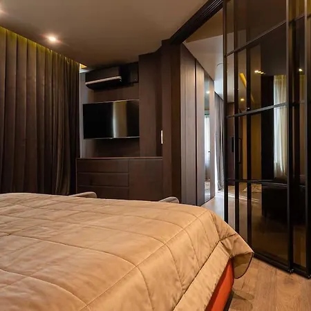 Luxury In The Superb Location Apartment *