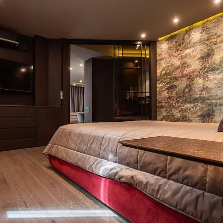 Luxury In The Superb Location *