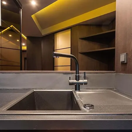 Luxury In The Superb Location Apartment