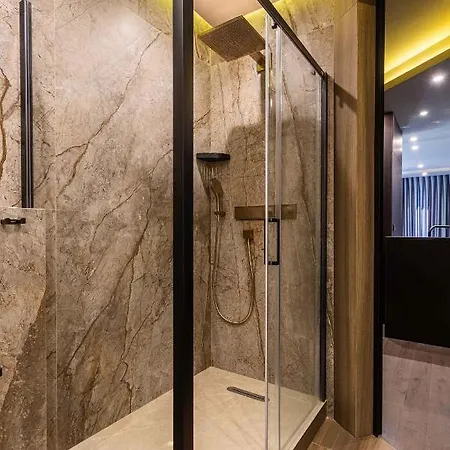 Luxury In The Superb Location Apartment *